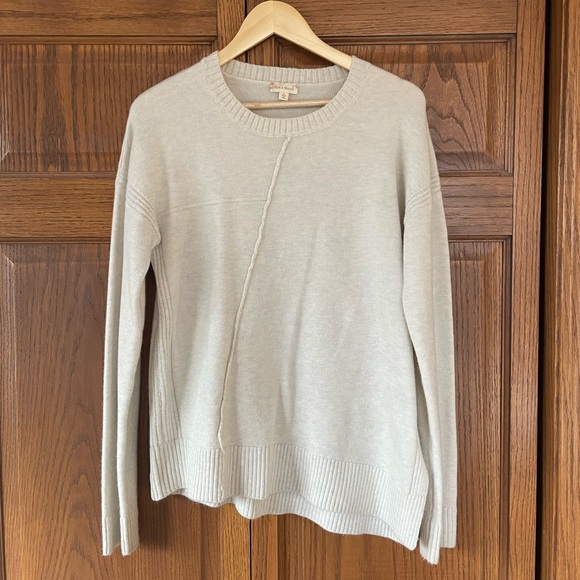 Hem and thread asymmetrical sweater - Picture 1 of 5